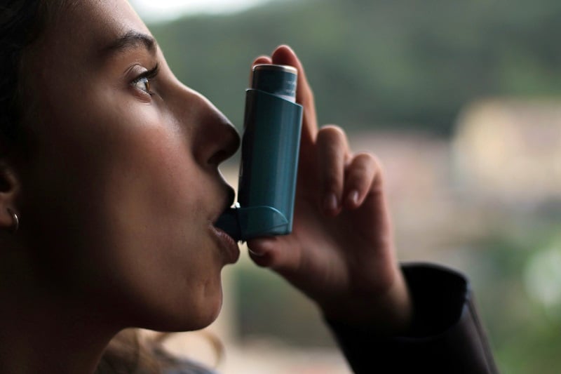 03AUG20 Woman with inhaler athsma-1