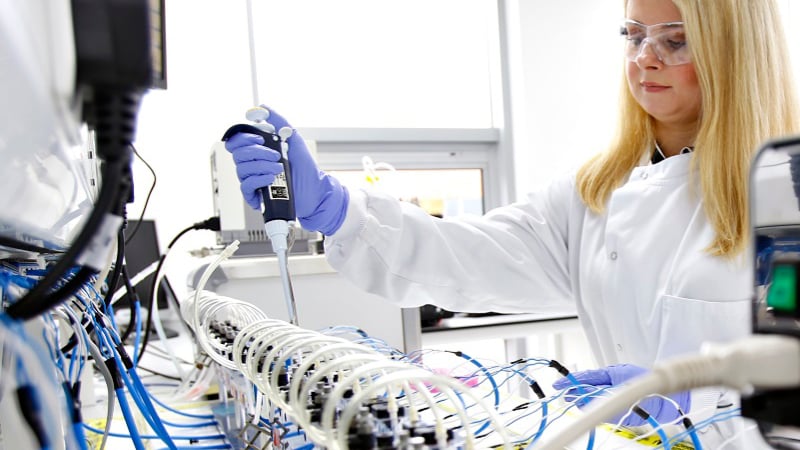 KarenM pipetting at wire myographs