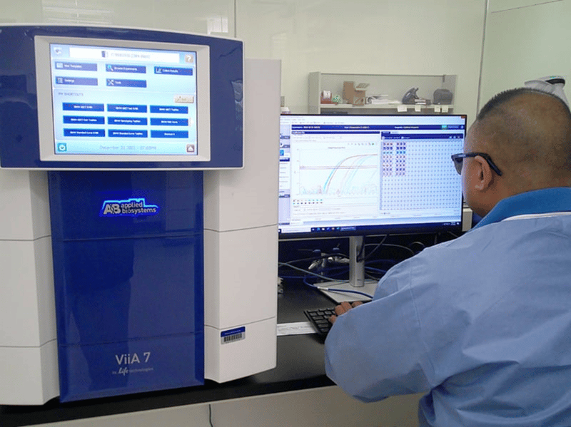 qPCR machine and operator