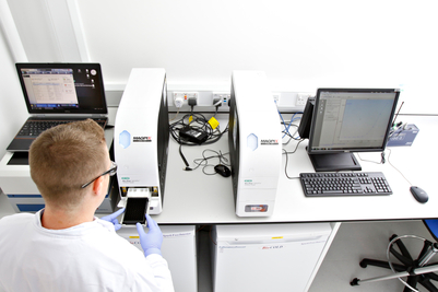 scientist-using-a-luminex-instrument