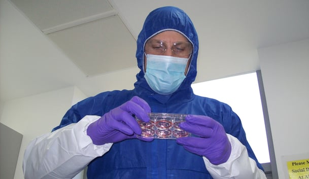 www.reprocell.comhubfsGMP Scientist holding 6 well plate 7-1